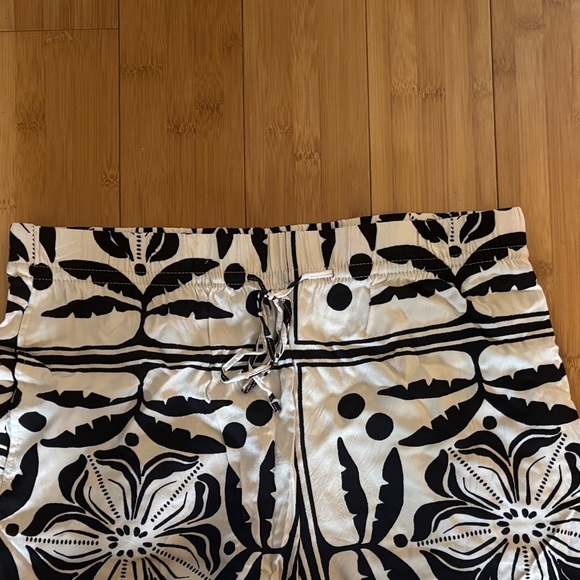 H&M Monochrome Floral Print Pants - Picture 2 of 3